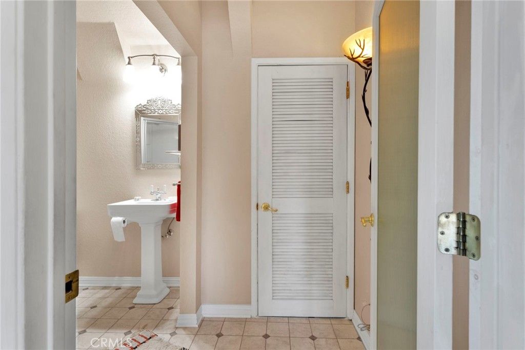 Image 23 of property listing at 31420 Rabbit Springs Lane, Lucerne Valley, CA 92356