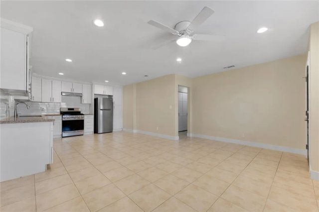 22052 Cantlay Street, Canoga Park, CA 91303