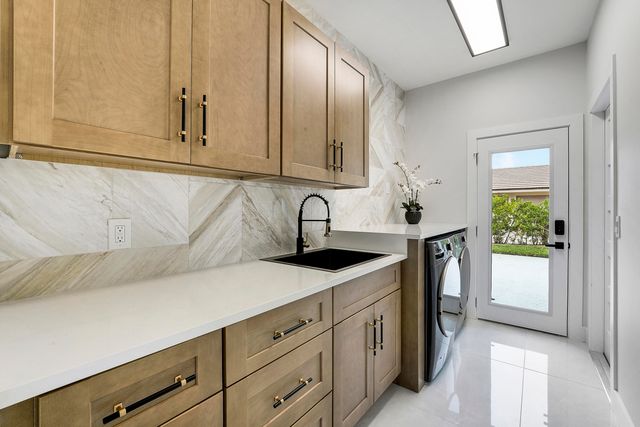 18457 SE Heritage Oaks Lane, Jupiter, FL 33469