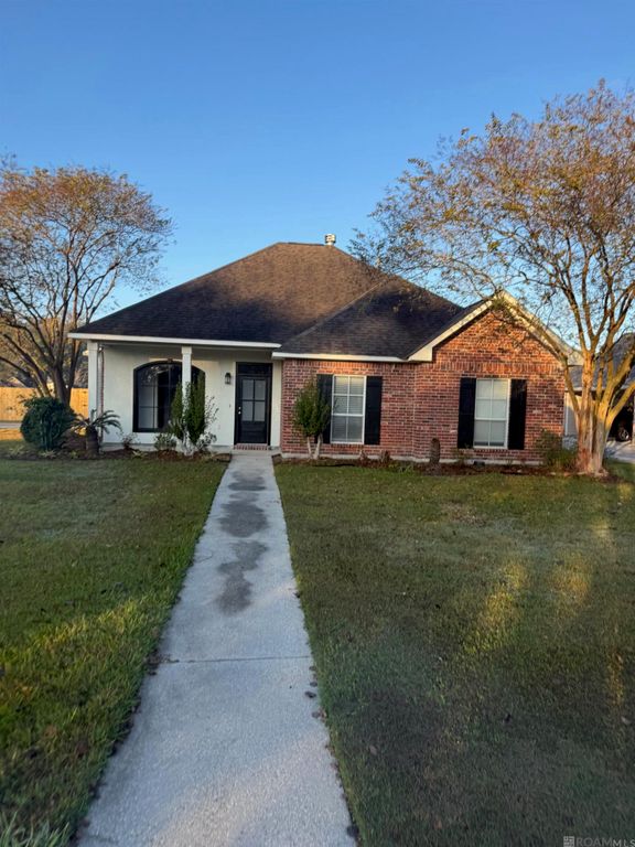 17399 Les Chenier St, Prairieville, LA 70769