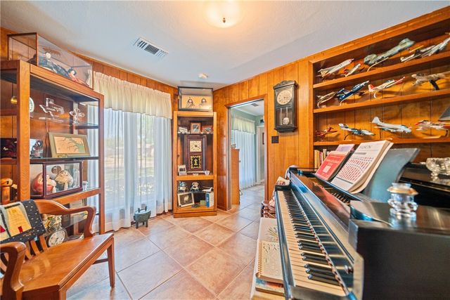 1211 Cypher St, Kingsville, TX 78363