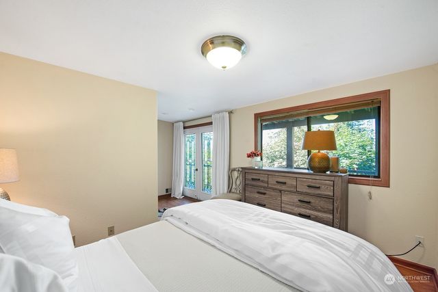 4825 88th Avenue SE, Mercer Island, WA 98040