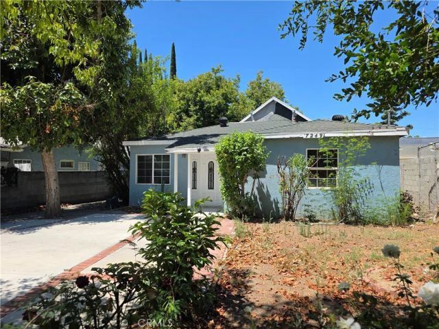 7249 Loma Verde Ave., Canoga Park, CA 91303