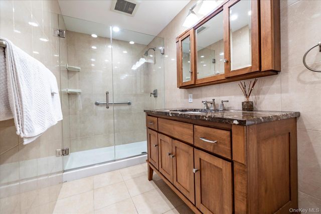 450 W Broadway 3F, Long Beach, NY 11561