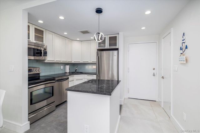 450 W Broadway 3F, Long Beach, NY 11561