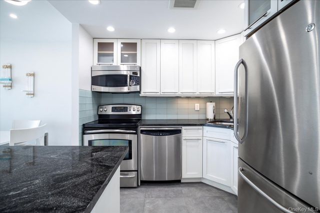 450 W Broadway 3F, Long Beach, NY 11561
