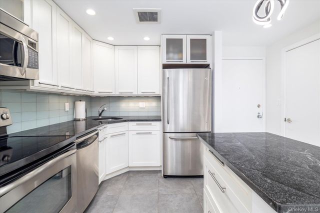 450 W Broadway 3F, Long Beach, NY 11561