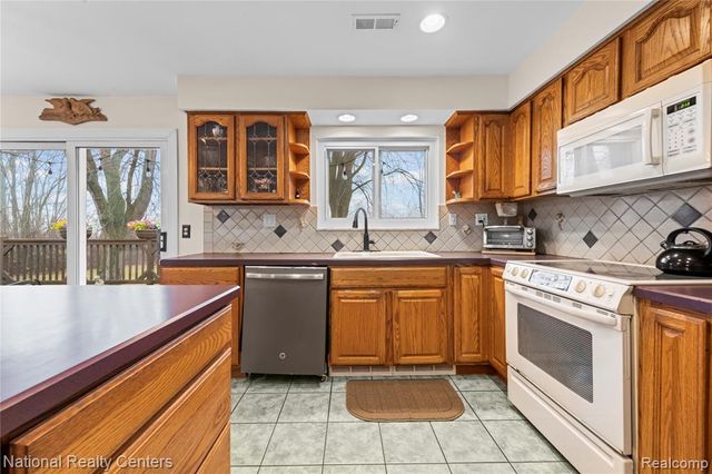 1481 Lochaven Road, Waterford, MI 48327