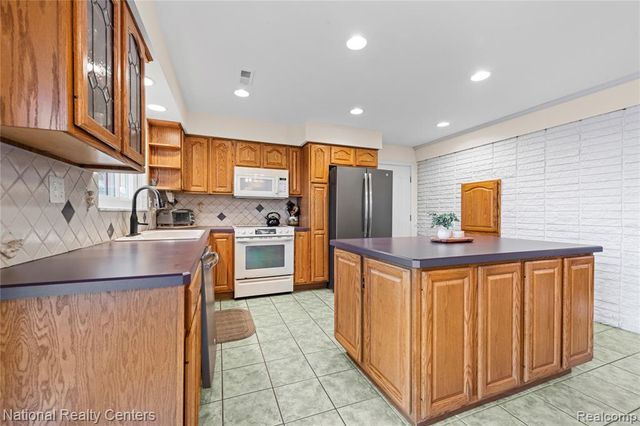 1481 Lochaven Road, Waterford, MI 48327