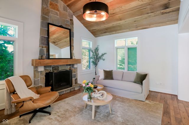 420 W Pine Street, Zionsville, IN 46077
