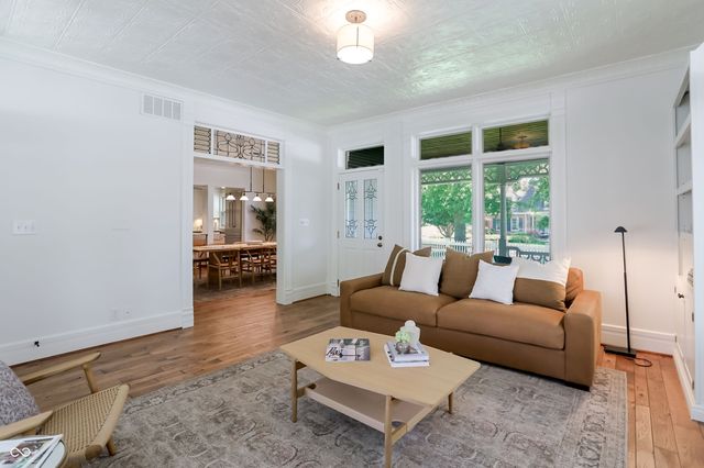 420 W Pine Street, Zionsville, IN 46077