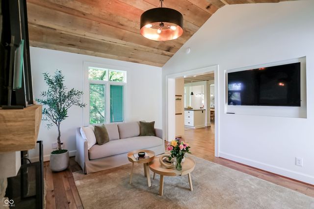 420 W Pine Street, Zionsville, IN 46077