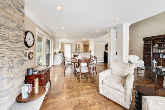 12 Warrington Drive, Lake Bluff, IL 60044