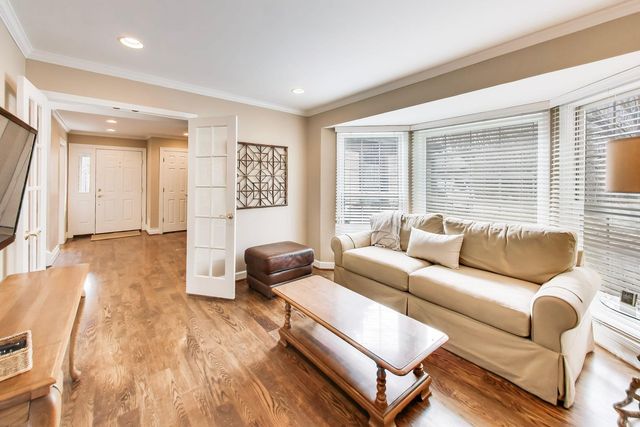 12 Warrington Drive, Lake Bluff, IL 60044