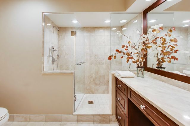 12 Warrington Drive, Lake Bluff, IL 60044