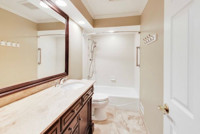 12 Warrington Drive, Lake Bluff, IL 60044