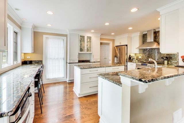 12 Warrington Drive, Lake Bluff, IL 60044