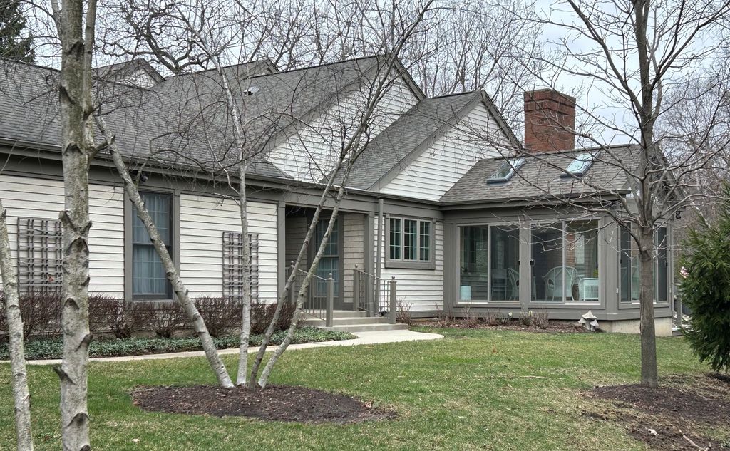 12 Warrington Drive, Lake Bluff, IL 60044