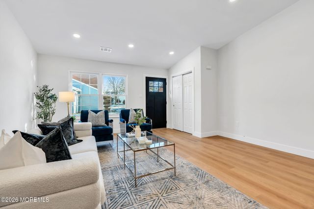 5 Jaffreyton Close, Freehold, NJ 07728