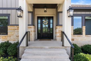 204 Love Creek CT, Spicewood, TX 78669