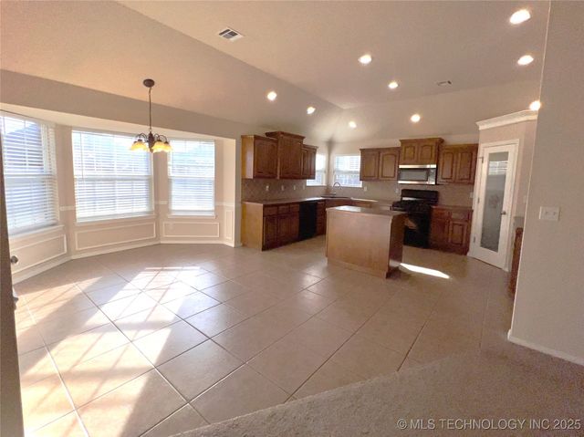 10304 E 98th Street North N, Owasso, OK 74055