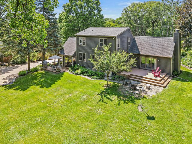 523 Roselawn Avenue W, Roseville, MN 55113