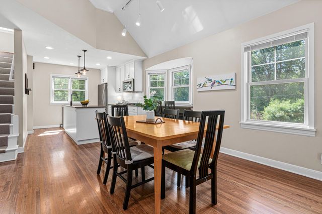 523 Roselawn Avenue W, Roseville, MN 55113