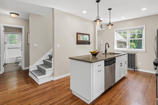 523 Roselawn Avenue W, Roseville, MN 55113