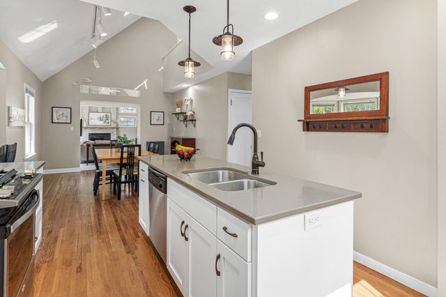 523 Roselawn Avenue W, Roseville, MN 55113