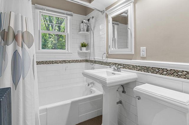 523 Roselawn Avenue W, Roseville, MN 55113
