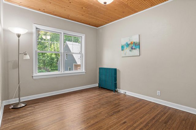 523 Roselawn Avenue W, Roseville, MN 55113