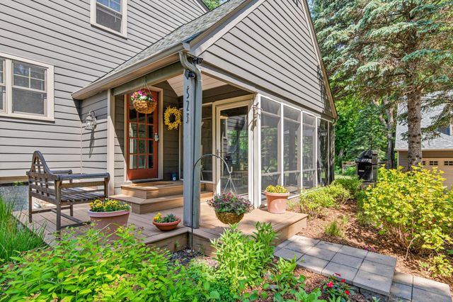 523 Roselawn Avenue W, Roseville, MN 55113