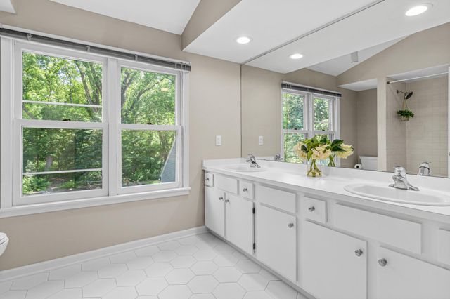 523 Roselawn Avenue W, Roseville, MN 55113