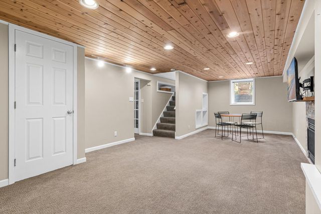 523 Roselawn Avenue W, Roseville, MN 55113
