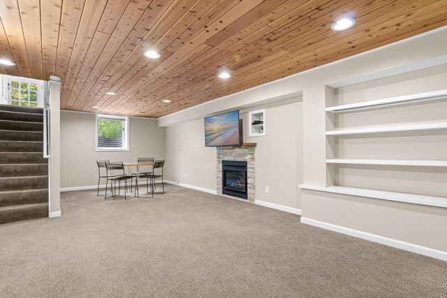523 Roselawn Avenue W, Roseville, MN 55113