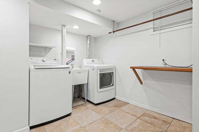 523 Roselawn Avenue W, Roseville, MN 55113