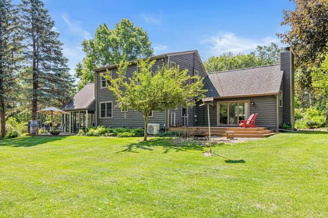 523 Roselawn Avenue W, Roseville, MN 55113