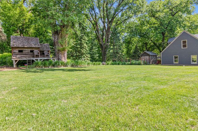 523 Roselawn Avenue W, Roseville, MN 55113