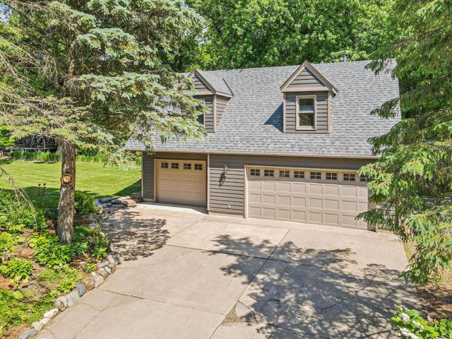 523 Roselawn Avenue W, Roseville, MN 55113
