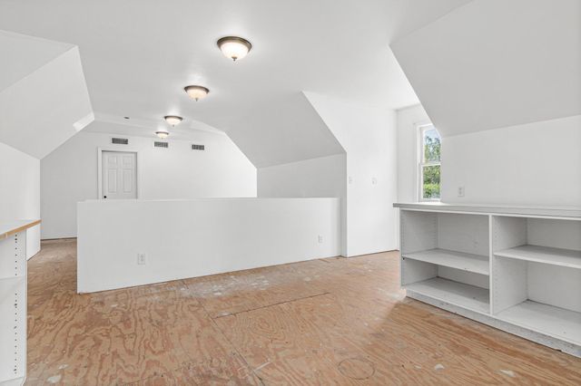 523 Roselawn Avenue W, Roseville, MN 55113