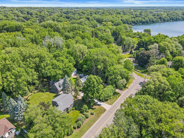523 Roselawn Avenue W, Roseville, MN 55113