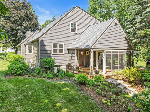 523 Roselawn Avenue W, Roseville, MN 55113