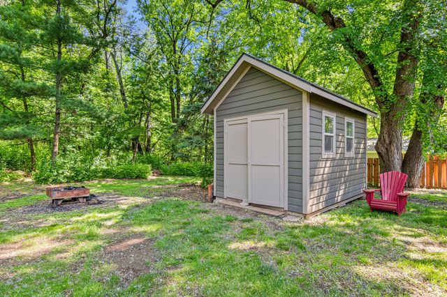 523 Roselawn Avenue W, Roseville, MN 55113