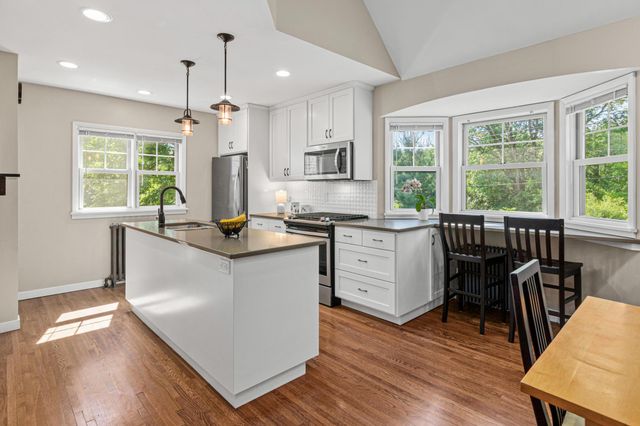 523 Roselawn Avenue W, Roseville, MN 55113
