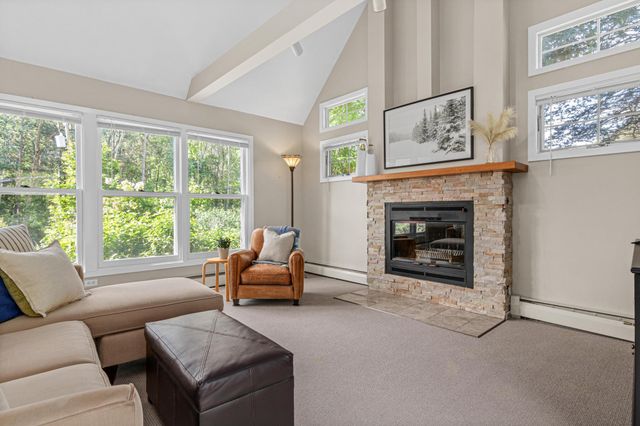 523 Roselawn Avenue W, Roseville, MN 55113