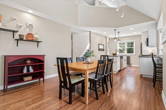 523 Roselawn Avenue W, Roseville, MN 55113