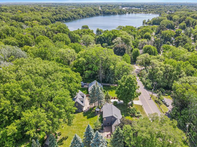 523 Roselawn Avenue W, Roseville, MN 55113