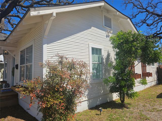 704 Avenue J, Brownwood, TX 76801