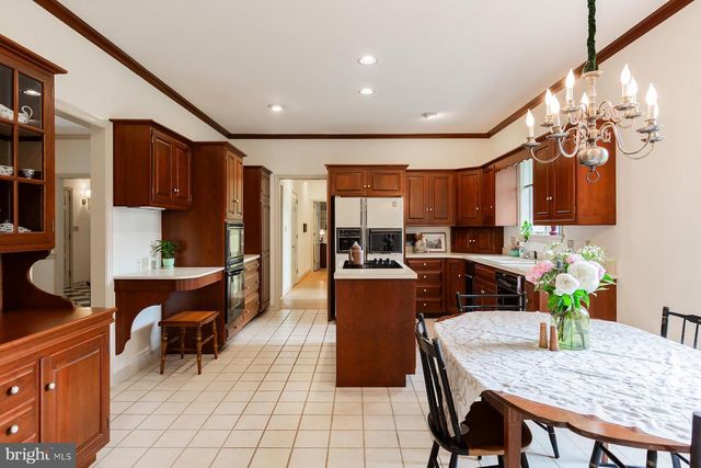 6 CREEKWOOD DR, Lancaster, PA 17602