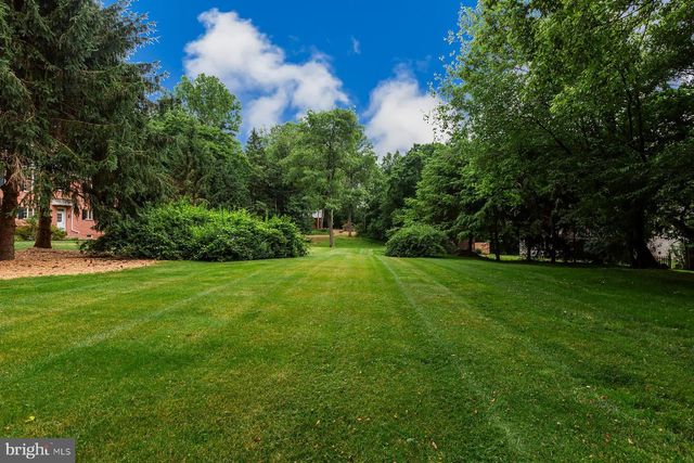 6 CREEKWOOD DR, Lancaster, PA 17602